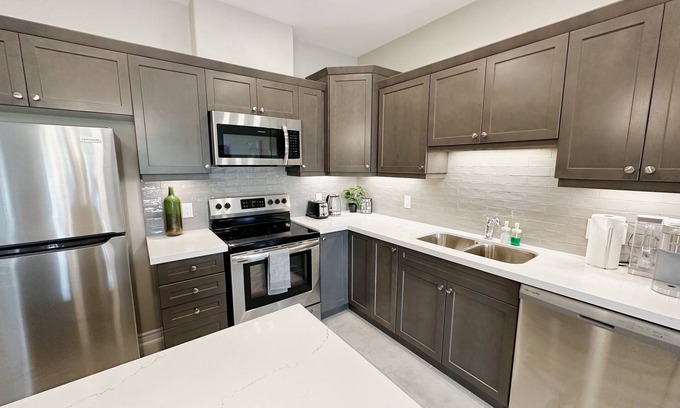 Niagara Falls House | 4 Bedroom and 4 Full Bathroom Bungalow Minutes from Niagara Falls