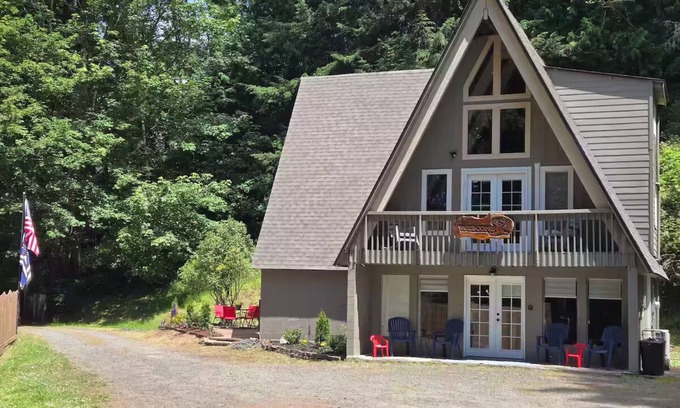 Lakeside Ski Chalet | 4-bedroom cabin in peaceful Lakeside Oregon