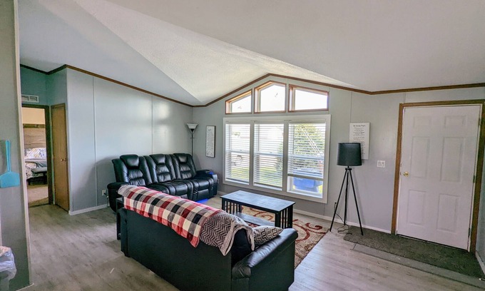 Ogallala House | 4 Bedroom North Ogallala. Off-Season Pricing