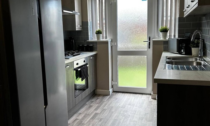 Grimsby House | 4 Bedroom Refurbished Workers Haven