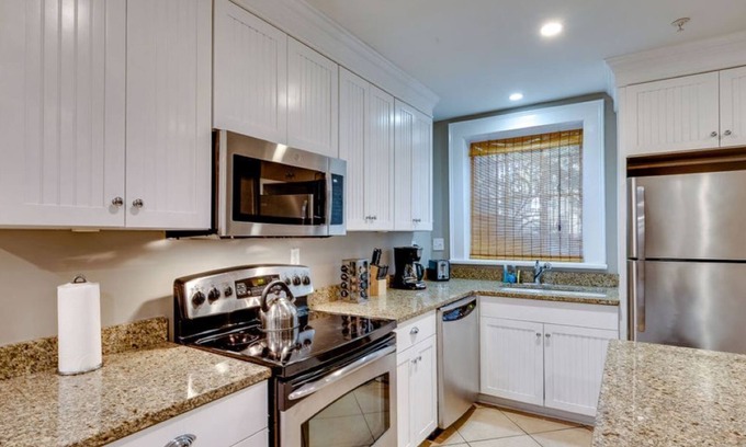 Historic District - North Apartment | 4 BR Beauty blocks from the River