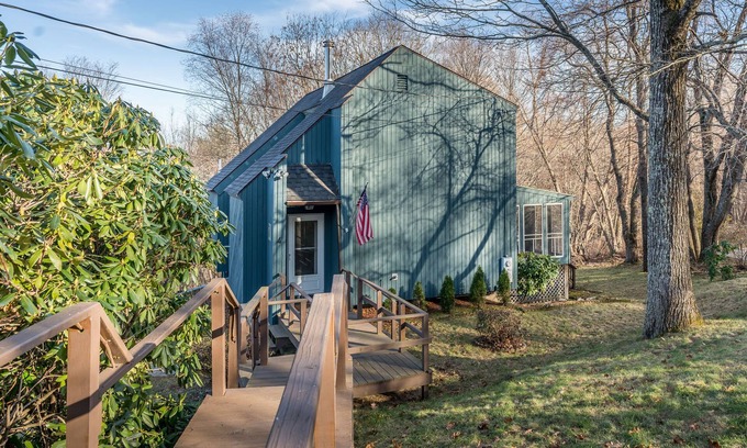 Derry House | 4 BR Serene Home Nestled Amongst the Canopy of Majestic Trees