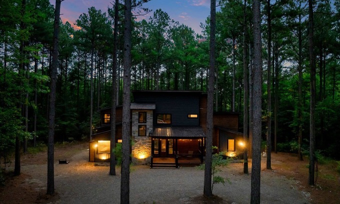 Broken Bow Cabin | 4 BR W/Hot Tub, Firepit, Cornhole, Frisby Golf, EV Outlet