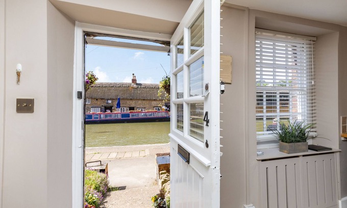 Stoke Bruerne Cottage | 4 Canalside Cottages