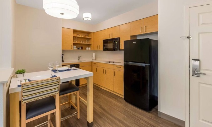 Arrowood Hotel | 4 Extended-Stay Suites Near Charlotte Douglas Airport & Carowinds Amusement Park