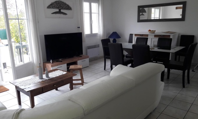 Vaux-sur-Mer House | 4* gîte 10 min walk from the beach, shared pool, WIFI, private garden, park