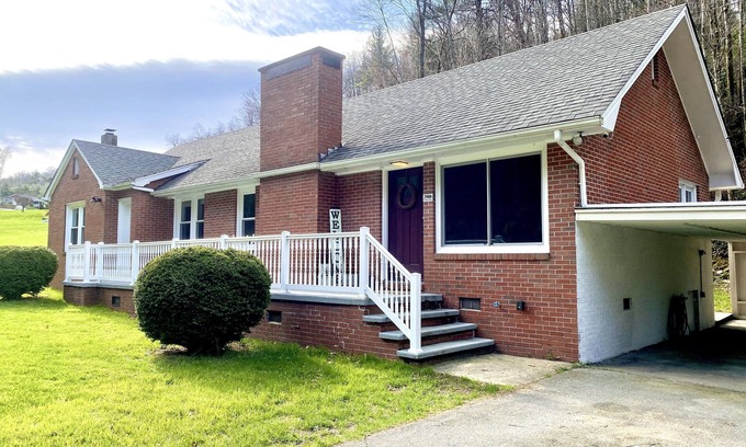 Deep Gap House | 4 houses down from our farm, The Grace Place - king & queen beds