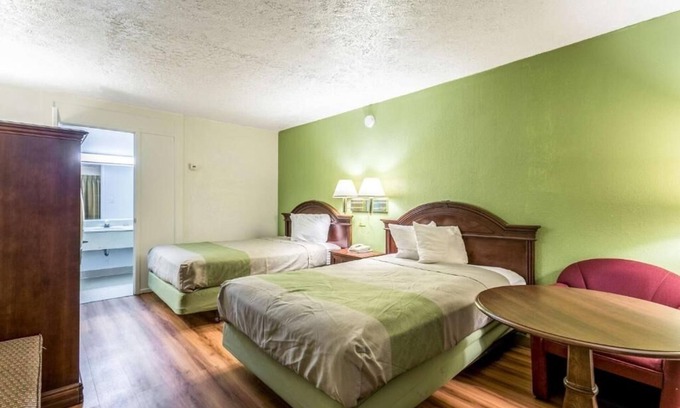 Edgewood Hotel | 4 Inviting Rooms for Budget Travelers w/Free Breakfast & Laundry On-Site