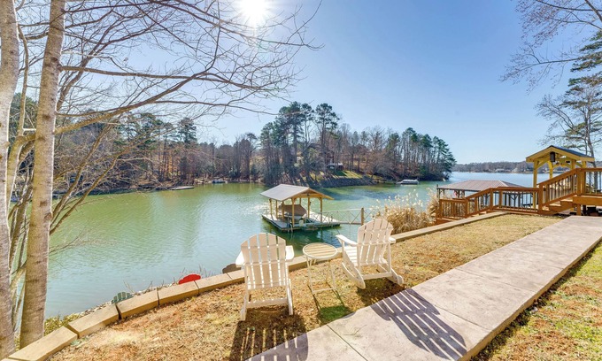 Scotts House | 4 Kayaks: Lakefront Lookout Shoals Getaway!