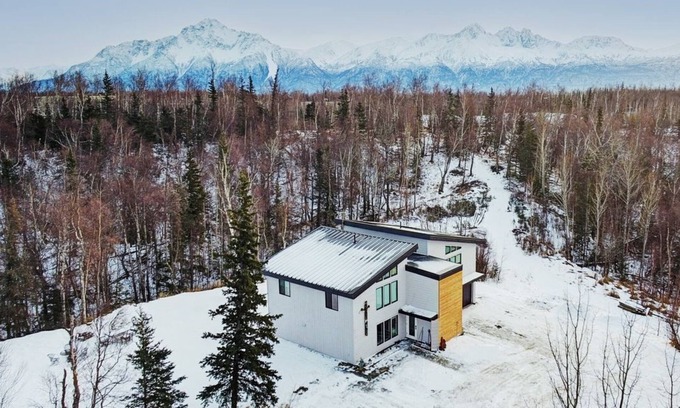 Gateway House | 4 Master Suites in the Heart of Alaska.Abby's Place.
