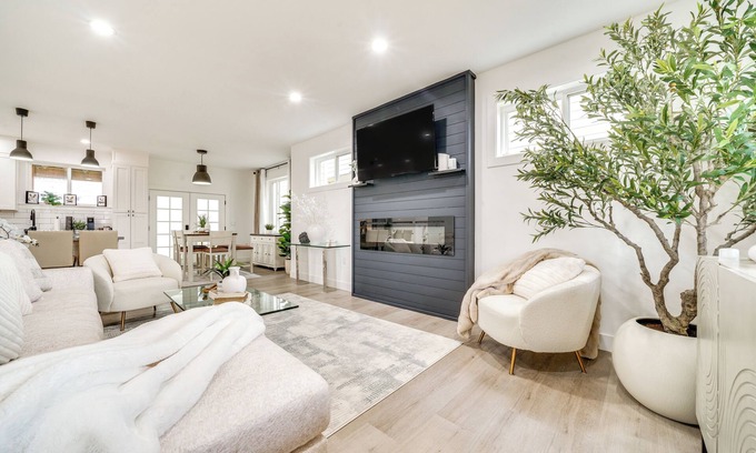 South Tacoma House | 4 Mi to Dtwn: Modern Tacoma Home w/Spacious Yard