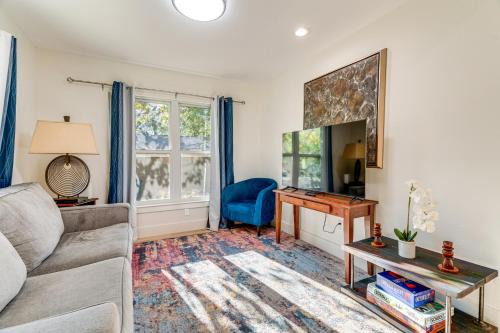 Highland House | 4 Mi to UT Austin Bright and Modern Family Home