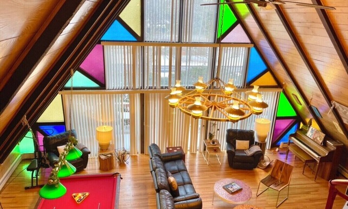 White Haven Ski Chalet | 4 Miles to Ski Resort💥By the Lake💥Hot Tub💥Fast Wi-Fi💥Piano💥Dogs Stay FREE