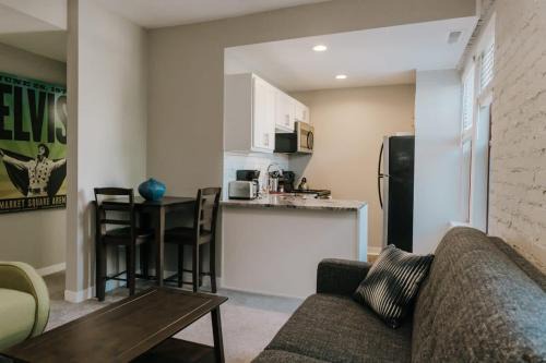 Chatham-Arch Apartment | 4 modern apts near nightlife & attractions