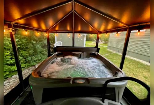 Beaconia House | 4 Season Cabin - screened in hot tub