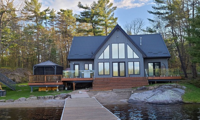 Severn Cottage | 4 Seasons Comfort at Tea Lake