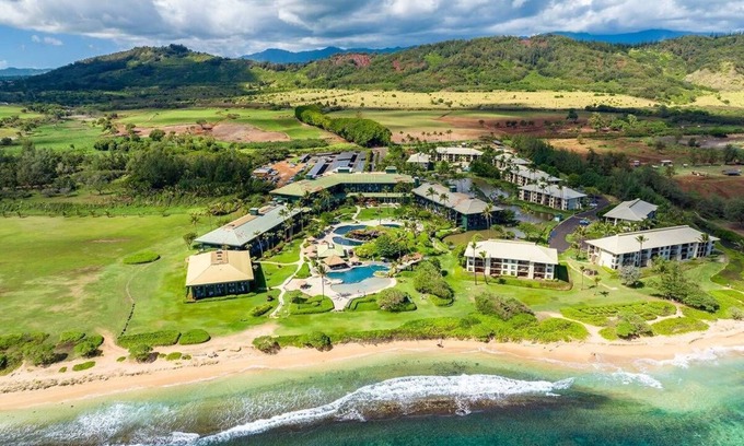 Hanamaulu Hotel | 4 Star Beachfront Resort. AC. Restaurant. Pool. Gym. Spa. 4 rooms. Sleeps 11