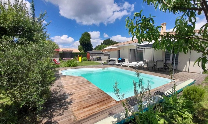 Listrac-Medoc House | 4-star villa, sleeps 6 with heated pool