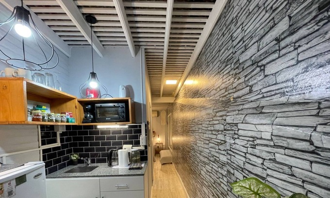 Banfield Apartment | 40 min from the Airport / modern apt in Banfield!