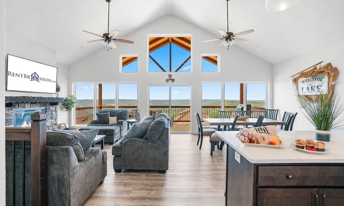 Kimberling City House | $400 of Daily Activities Free, Amazing Lake Views, Big Deck, Patio with New Hot Tub