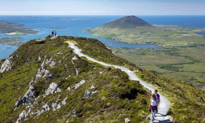 Currywongaun Apartment | 402 Lakeside Cottage Letterfrack-2 Bedroom-Sleeps 5