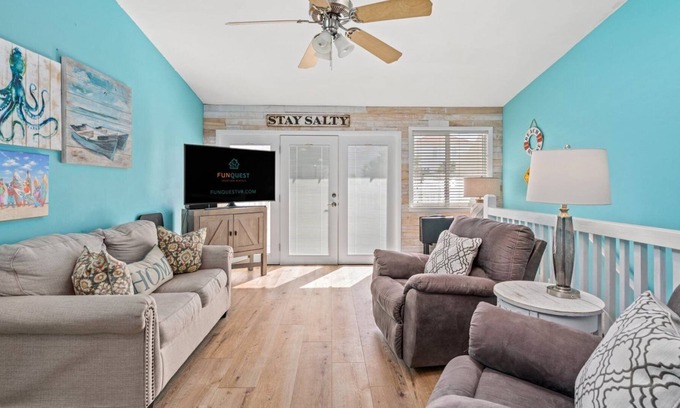 Thomas Drive Condo | 4109 A Safari St