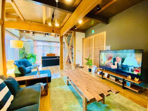 Matsuyama House | 48坪!道後温泉付近駐車場有り清潔さと設備の充実さが高評価 大切な家族仲間と広々とくつろげます
