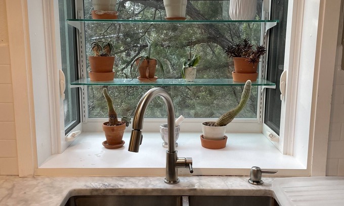 Austin House | 4bd/2.5ba - great light, office, gym, sauna. Tree house vibes. Private and Quiet