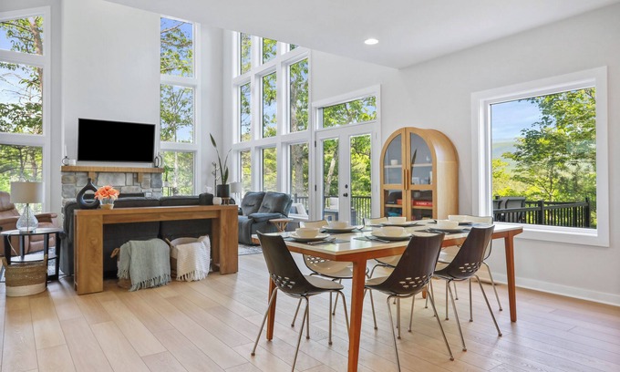 Mount Jackson House | 4BD Brand New - Modern & Spacious, Pet Friendly, Hot Tub, Mt View Retreat