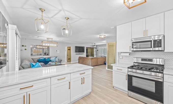 Las Vegas House | 4bdrm 2 Bath Pool Close To Strip & Conventions