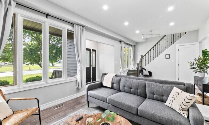LaSalle House | 4Bed Apt With a Firepit + Golf Club