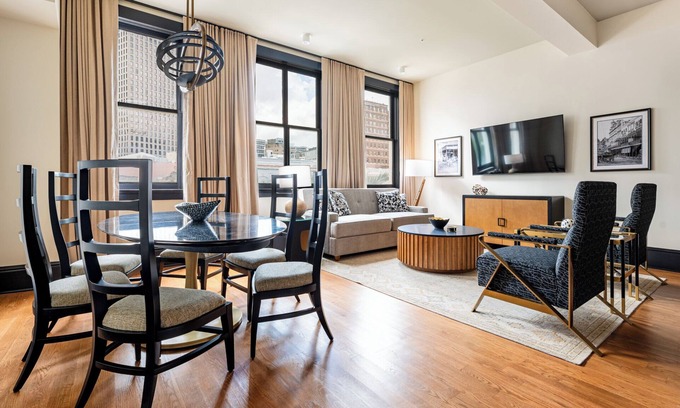 French Quarter Hotel | 4BR Group Space for 16 Near Bourbon St | The Mayfair