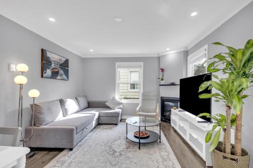 Northeast Mississauga House | 4BR Home with 2 bath Near YYZ Airport 7 minutes
