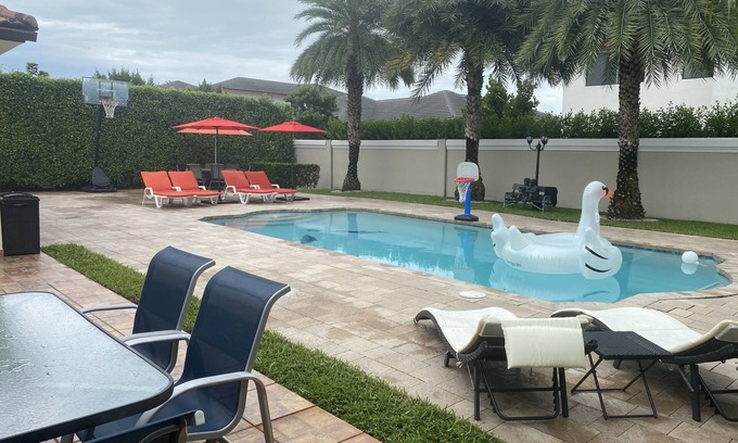 Miami Lakes House | 4BR Luxury Pool Home in Miami Lakes - Fully Equipped for Long Stays