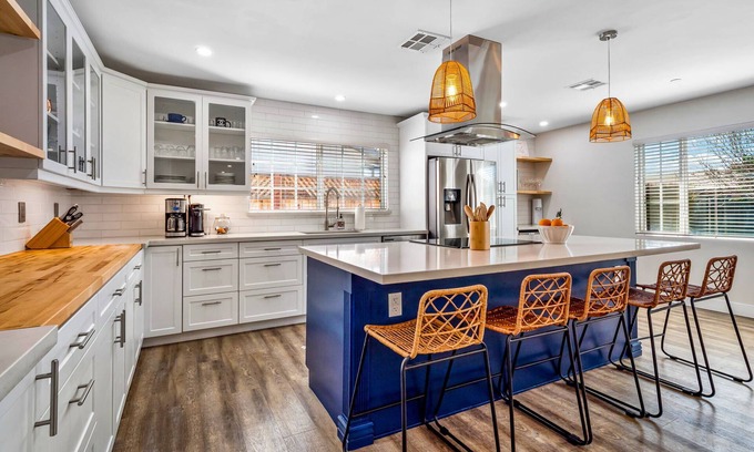 Scottsdale Estates Nine House | 4BR Sleeps 10 Hot Tub Firepit BBQ Garage Parking