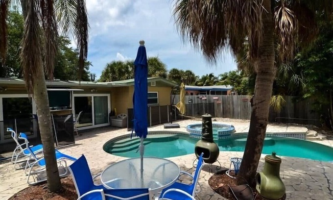 Siesta Key Village Apartment | 4BR Spacious Paradise