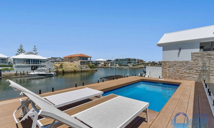 Wannanup House | 4BR Tranquil Luxury by the Canal in Wannanup
