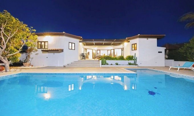 Malmok Villa | 4BR Villa Short Walk to Beach in Amazing Location!