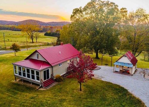 New Florence House | 4K Ranch - 10 acre property & home near Hermann