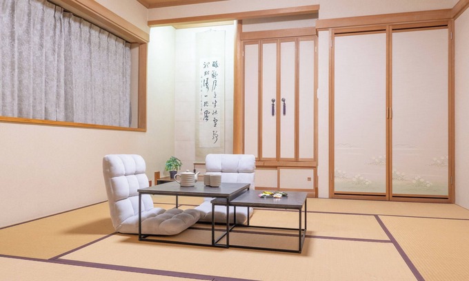 Asahikawa House | 4LDK, air conditioning in all bedrooms, maximum 17 people, easy access to Furano and Biei, 3 parking spaces, covered parking, jet bath and separate shower, 75" TV