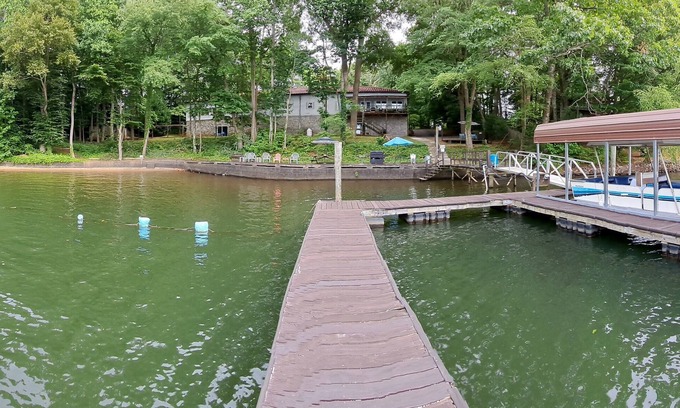 Mount Mourne Resort | 5,000 SF LUXURY RENTAL ON LAKE NORMAN W/FREE PONTOON BOAT. ACCOMODATES 16