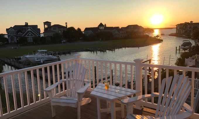 Heron Harbour Isle House | 5-6BR, 5BA in Bayside Retreat with Community Pools & Boat Slip