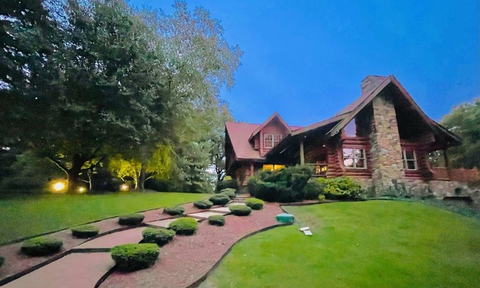 Lebanon House | 5 Bed 5 Bath Luxury Nashville Lodge! Pickleball Game Rm Sauna Fire Pit & Hot-tub