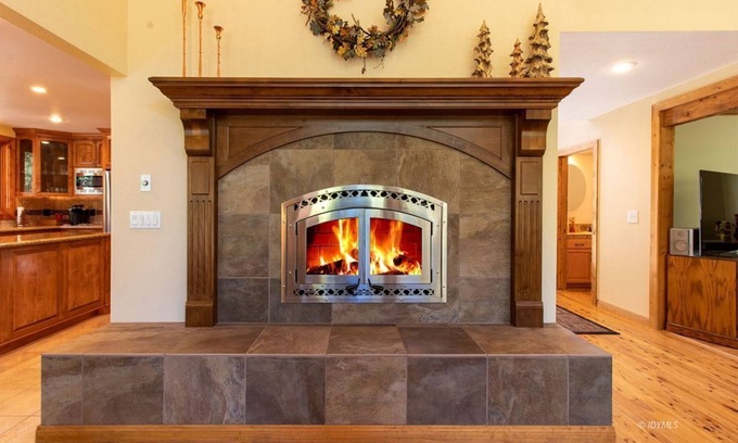 Fern Valley House | 5 bedroom 3 bath beautiful home on the creek
