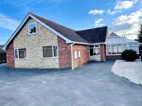 Healing Villa | 5-Bedroom Cottage in Healing, Grimsby