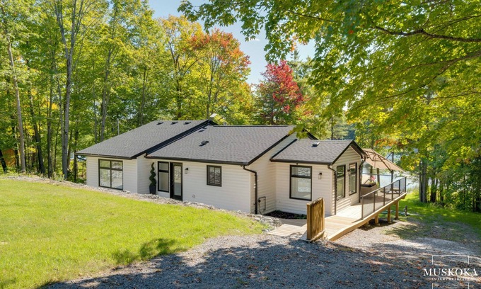 Gravenhurst House | 5-bedroom luxury cottage nestled on the serene shores of Lake Muskoka.