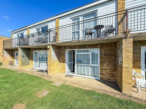 Great Yarmouth Cabin | 5 Berth Chalet To Hire In Hemsby Near Hemsby Beach Ref 18117B