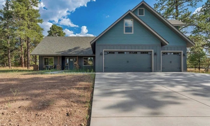 Williams House | 5-BR Mountain Home by Golf Course + Studio