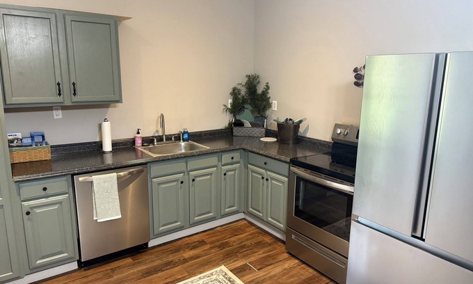 Cedar Bluff House | .5 mi. from Weiss Lake - Charming 2 br house with AC, WiFi in Cedar Bluff, AL.