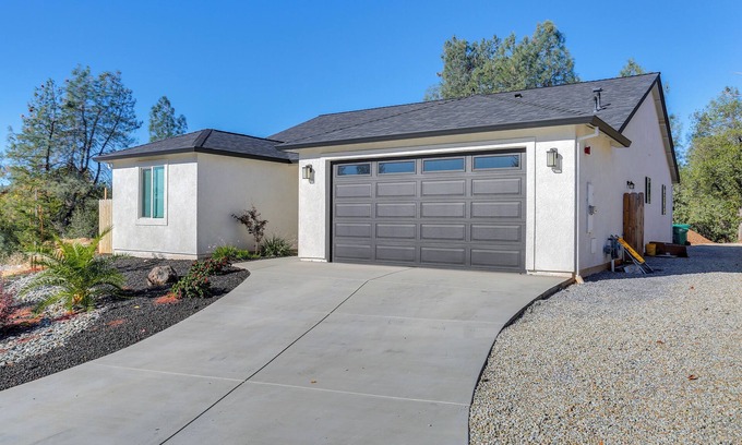 Shasta Lake House | 5 Mi to Shasta Lake: Newly Built Home w/Backyard!